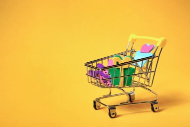 Alışveriş sepeti ile dekor renkli arka plan üzerinde