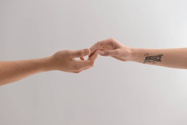 Erkek ve kadın açık renkli parmaklar dokunmadan