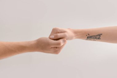 Erkek ve kadın üzerinde açık renkli elele