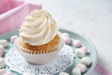 Plaka üzerinde marshmallow ile lezzetli kek