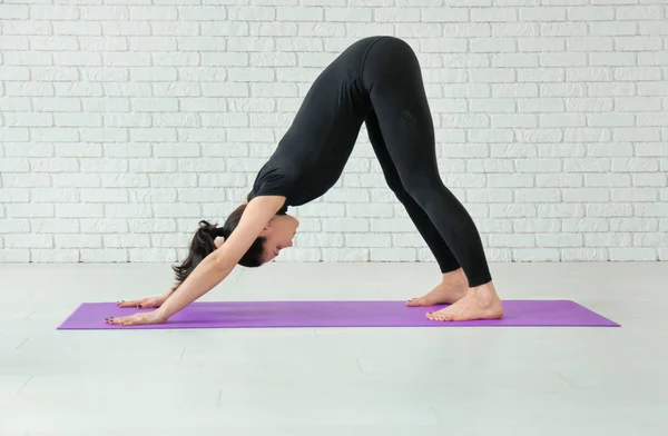 Mujer Joven Practicando Yoga Interiores —  Fotos de Stock