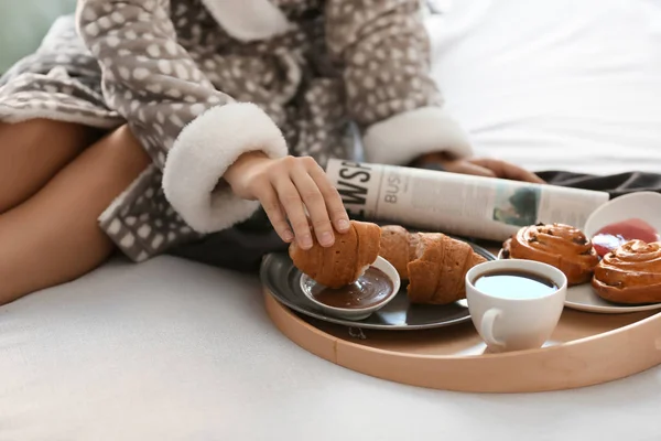 Young Woman Having Delicious Breakfast Bed — Stock Photo, Image