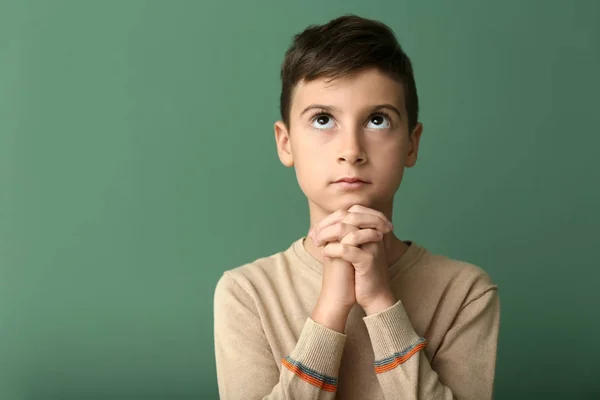 Маленький Мальчик Молится Цветном Фоне — стоковое фото