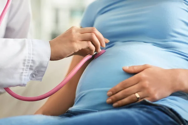 Jonge Dokter Examencommissie Zwangere Vrouw Kliniek — Stockfoto