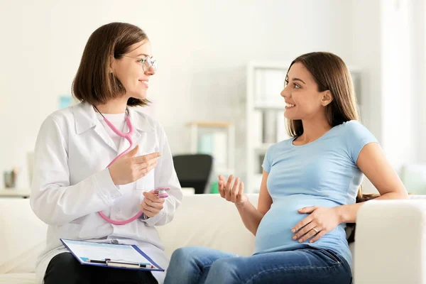 Jonge Arts Met Een Zwangere Vrouw Kliniek — Stockfoto