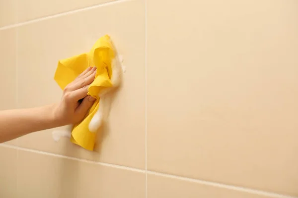 Woman Cleaning Wall Bathroom — Stock Photo, Image