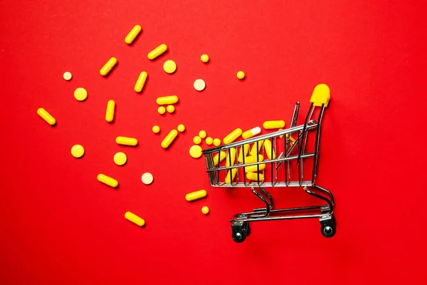 Pequeño Carrito Compras Con Pastillas Fondo Color — Foto de Stock