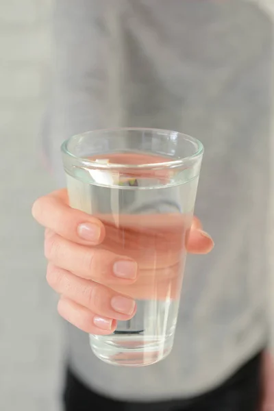 Frau Hält Glas Mit Frischem Wasser Nahaufnahme — Stockfoto