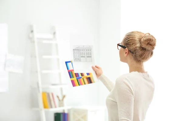 Hermoso Joven Diseñador Trabajando Oficina — Foto de Stock