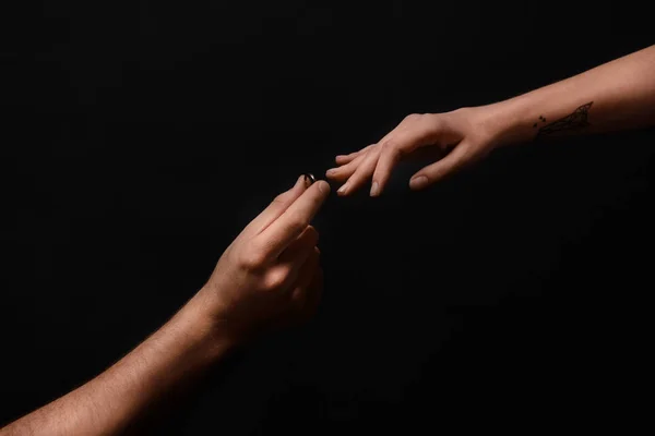 Άνθρωπος Βάζοντας Δαχτυλίδι Αρραβώνων Στην Αρραβωνιαστικιά Του Δάχτυλο Σκούρο Φόντο — Φωτογραφία Αρχείου