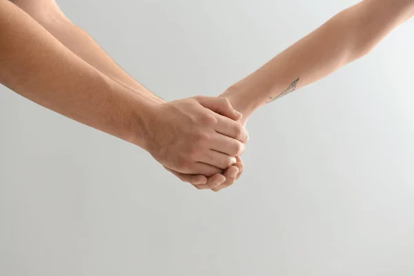 Adam Kadının Elini Tutarak Açık Renkli — Stok fotoğraf
