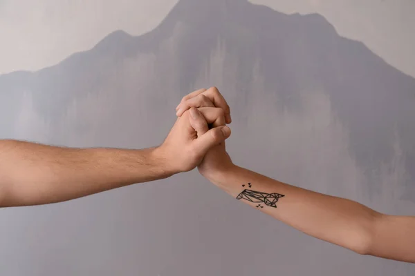 Mann Und Frau Halten Händchen Auf Grauem Hintergrund — Stockfoto