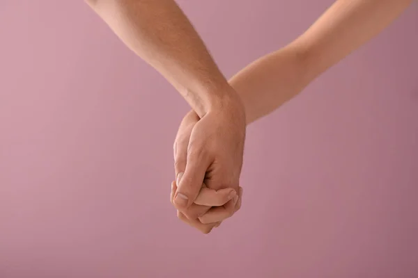 Мужчина Женщина Держатся Руки Цветном Фоне — стоковое фото