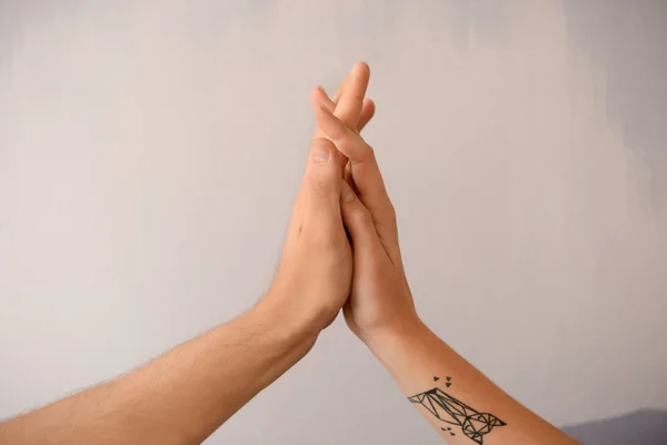 Mann Und Frau Berühren Handflächen Auf Grauem Hintergrund — Stockfoto