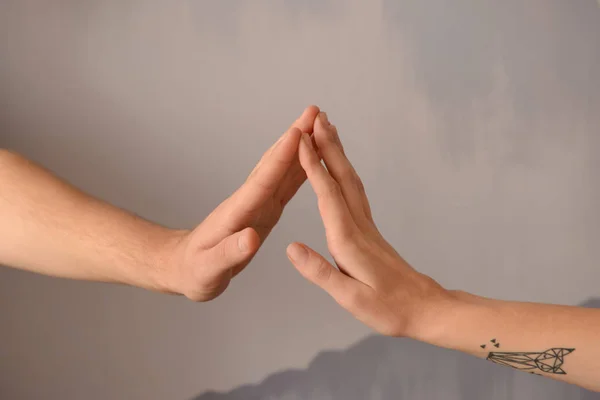 Mann Und Frau Berühren Finger Auf Grauem Hintergrund — Stockfoto