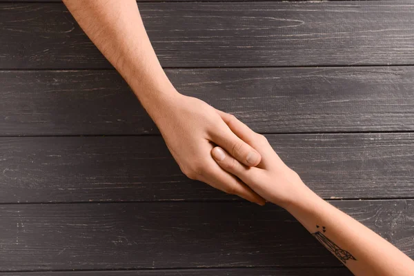 Junges Paar Hält Händchen Auf Holztisch — Stockfoto