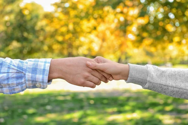 Man Woman Holding Hands Outdoors — Stock Photo, Image