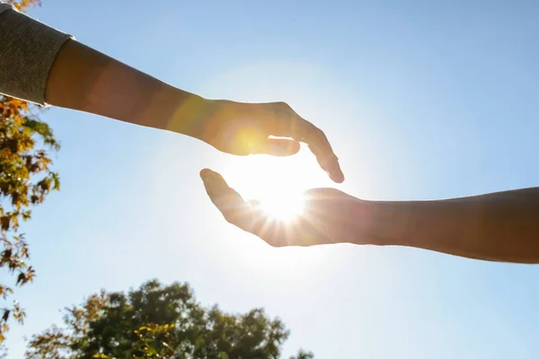 Male Female Hands Sun Outdoors — Stock Photo, Image