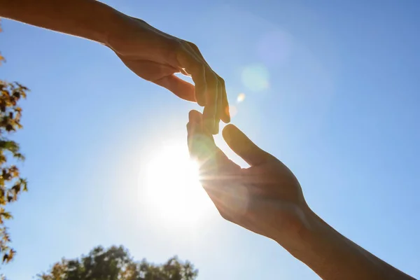 Man Woman Reaching Out Each Other Sunny Day Outdoors — Stock Photo, Image