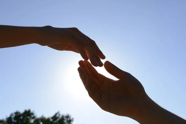 Male Female Hands Reaching Out Each Other Outdoors — Stock Photo, Image