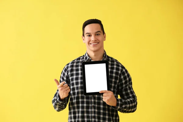 Young Man Tablet Computer Color Background — Stock Photo, Image