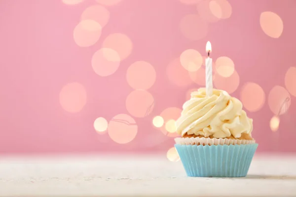 Läckra Födelsedag Cupcake Med Brinnande Ljus Mot Suddig Lampor — Stockfoto