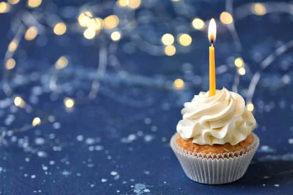 Delizioso Cupcake Compleanno Con Candela Accesa Sul Tavolo Colori — Foto Stock