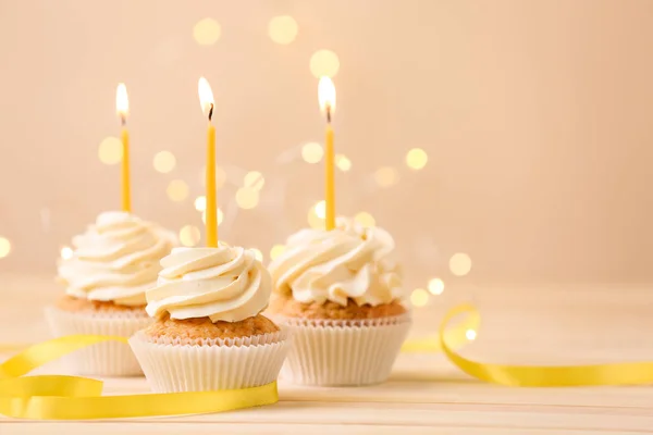 Läckra Birthday Cupcakes Med Brinnande Ljus Träbord Mot Suddig Lampor — Stockfoto