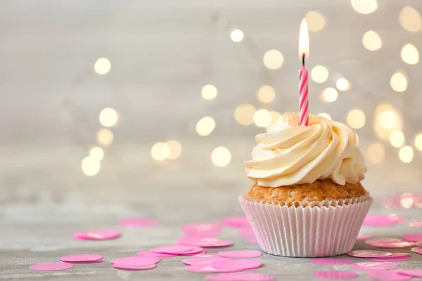 Läckra Födelsedag Cupcake Med Brinnande Ljus Grå Bord Mot Suddig — Stockfoto