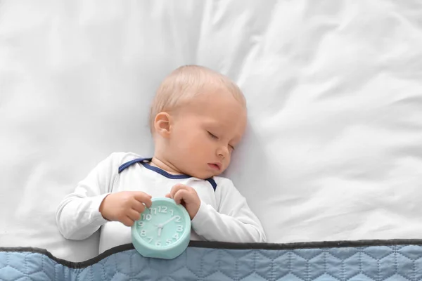 Słodkie Mały Chłopiec Śpi Łóżko — Zdjęcie stockowe