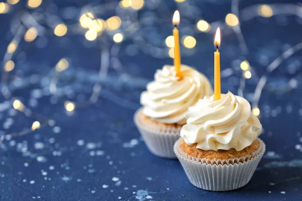 Deliziosi Cupcake Compleanno Con Candele Accese Sul Tavolo Colori — Foto Stock