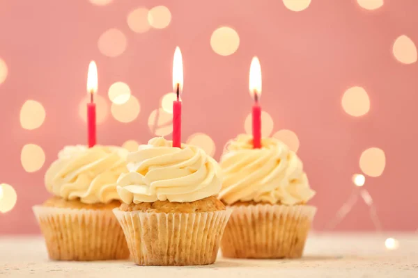 Deliciosos Cupcakes Cumpleaños Con Velas Encendidas Contra Luces Borrosas — Foto de Stock