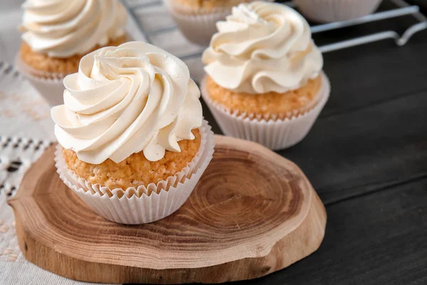 Delicious Cupcakes Wooden Board — Stock Photo, Image