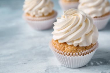 Gri masada lezzetli kek