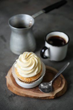 Gri masada kahve ile lezzetli kek