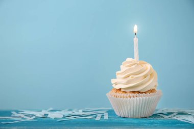 Renk ahşap masa üzerinde mum yanan ile lezzetli Doğum günü kek