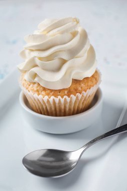 Lezzetli kek üzerinde masa lambası ile plaka