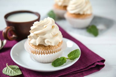 Lezzetli kek ve süt masada fincan ile plaka