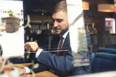 Genç işadamı kafe, dinlenme dışında pencereden görünümü