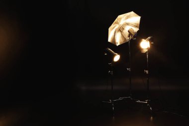 Koyu arka plan üzerinde profesyonel aydınlatma donanımları