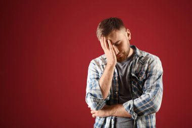 Renk arka plan üzerinde hata yaptıktan sonra duygusal delikanlı