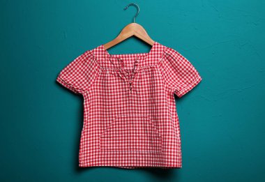 Askı renk arka plan üzerinde ile kız gibi bluz