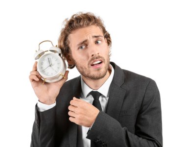 İşadamı ile çalar saat beyaz arka plan üzerinde vurguladı