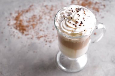 Soğuk kahve gri masada krem şanti ile kaplı cam