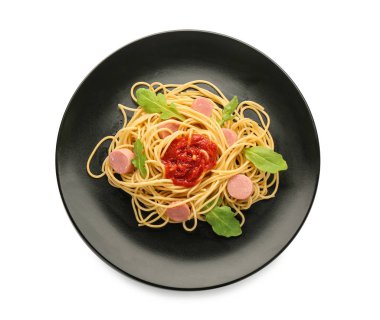 Lezzetli makarna ile plaka, ketçap ve sosis haşlama beyaz arka plan üzerinde kesmek