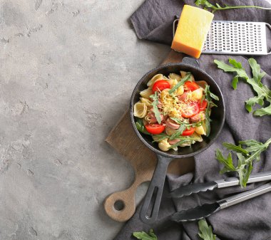 Lezzetli makarna, sosis ve sebze tablo ile pan