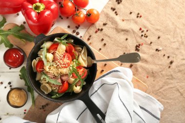 Lezzetli makarna, sosis ve sebze tablo ile pan