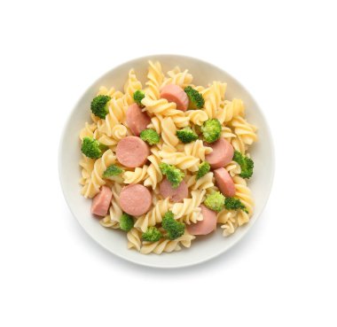 Lezzetli makarna, brokoli ve beyaz arka plan üzerinde sosis ile plaka