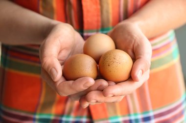 Kahverengi tavuk yumurtası, closeup tutan kadın