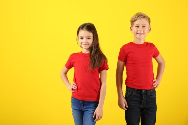 T-shirtler şirin çocuklarda renk arka plan üzerinde